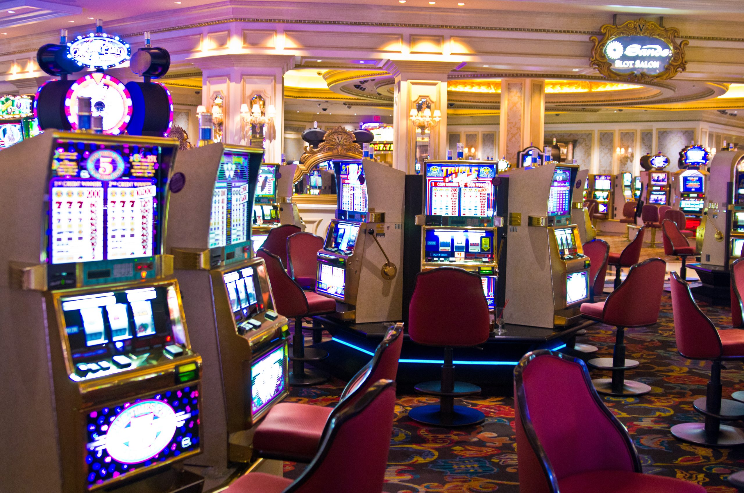Máy slot jackpot trong sảnh casino